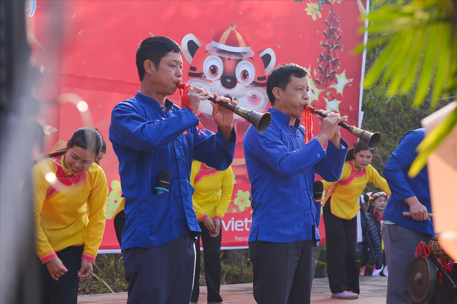 Những nghệ nhân người Giáy xã San Thàng, Tp. Lai Châu say sưa trong khúc nhạc thổi kèn pí kẻo đầu Xuân