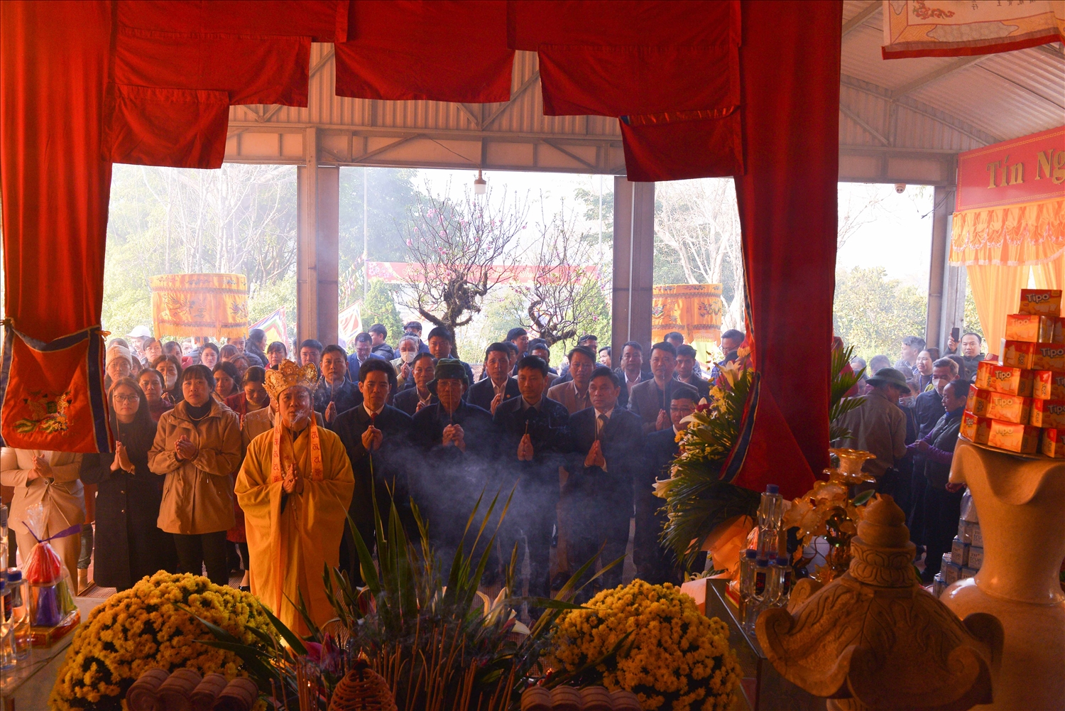 Lãnh đạo Tp. Lai Châu cùng đại diện lãnh đạo các phòng, ban, xã, phường trên địa bàn thành phố và đông đảo Nhân dân dâng hương tại Đền thờ Vua Lê Lợi