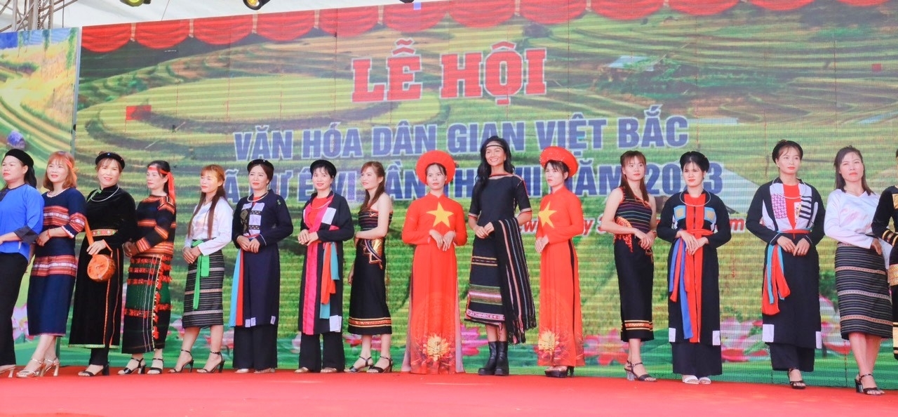Hoa hậu Hoàn vũ Việt Nam 2017 H’ Hen Niê tham gia trình diễn trang phục truyền thống các dân tộc tại Lễ hội văn hoá dân gian Việt Bắc lần thứ VII, năm 2023 tại xã Cư Êwi