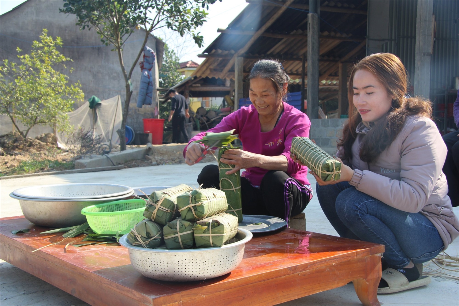 Từ chiều hôm 30/1 (tức ngày mùng 9 tháng Giêng), gia đình bà Nguyễn Thị Quý ở làng Vang đã cùng thành viên gia đình tất bật thịt gà, ngâm gạo, gói bánh chưng, chuẩn bị mâm cỗ để cúng tổ tiên ngày ăn Tết lại diễn ra vào hôm sau.