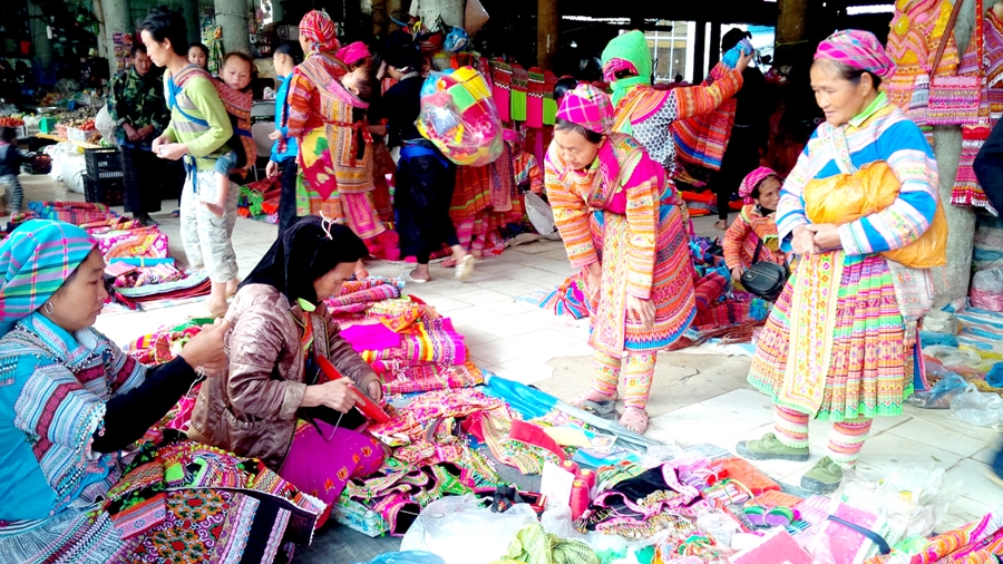 Trao đổi hàng hóa ở chợ phiên thị trấn Vinh Quang
