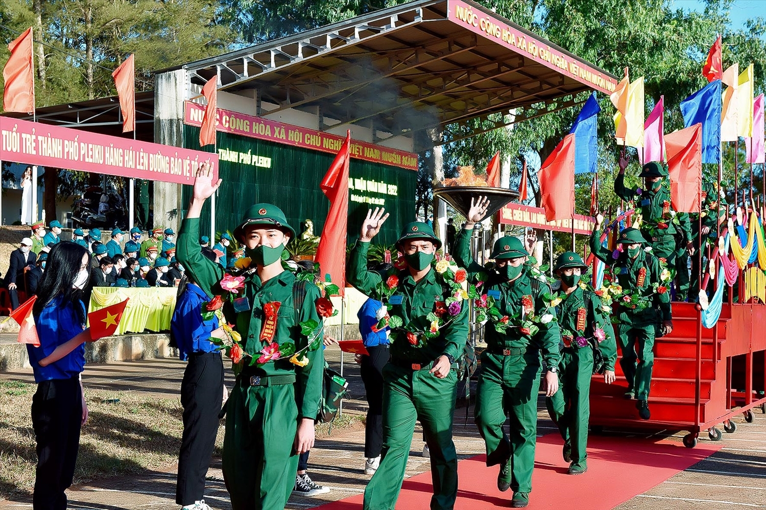 Các thanh niên ưu tú tỉnh Gia Lai phấn khởi lên đường nhập ngũ tại Lễ giao, nhận quân năm 2022 