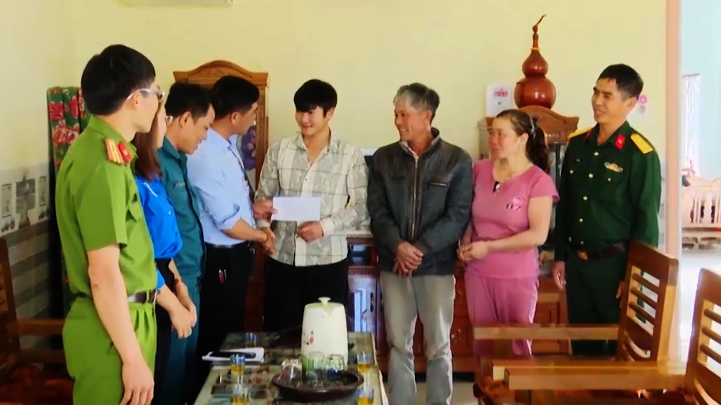 Hội đồng Nghĩa vụ Quân sự phường Thắng Lợi, thành phố Pleiku thăm, tặng quà, động viên gia đình có thanh niên lên đường nhập ngũ