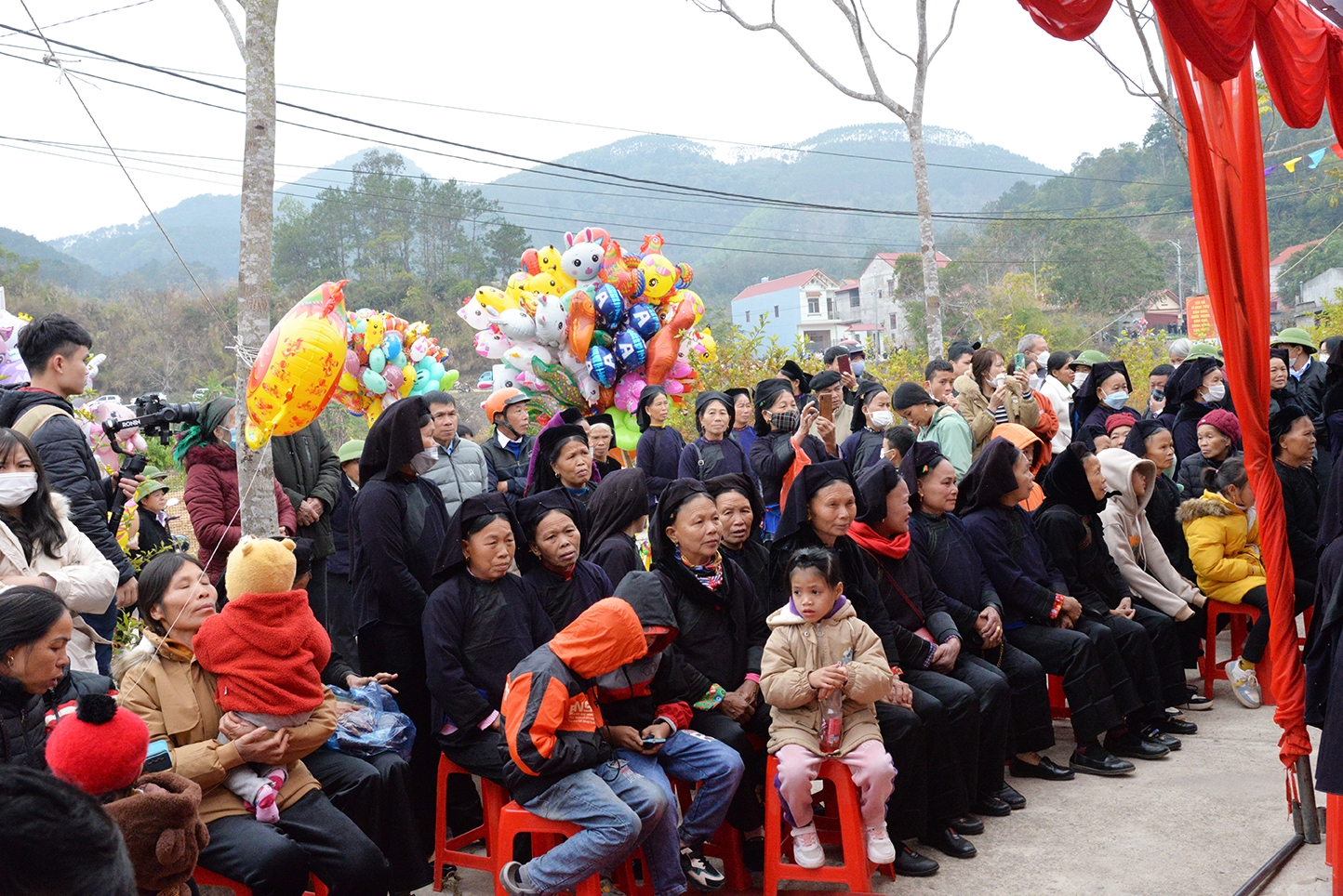 Đông đảo người dân tham dự lễ hội đền Bắc Lệ, huyện Hữu Lũng