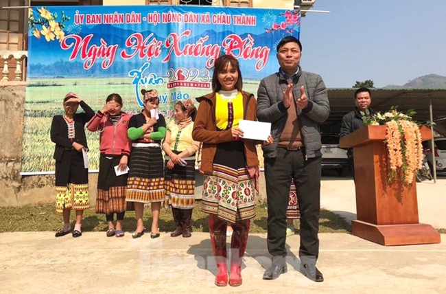 Ban Tổ chức cuộc thi tại xã Châu Thành trao giải cho đội thi và người thi cấy lúa giỏi nhất