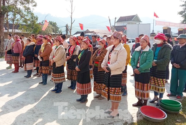 Lễ hội xuống đồng cũng là một trong những lễ hội được đông đảo người dân địa bàn các huyện miền núi ở Nghệ An trông chờ nhất, với sự liên kết tâm linh và đời sống văn hóa văn nghệ gắn với lao động sản xuất nông nghiệp