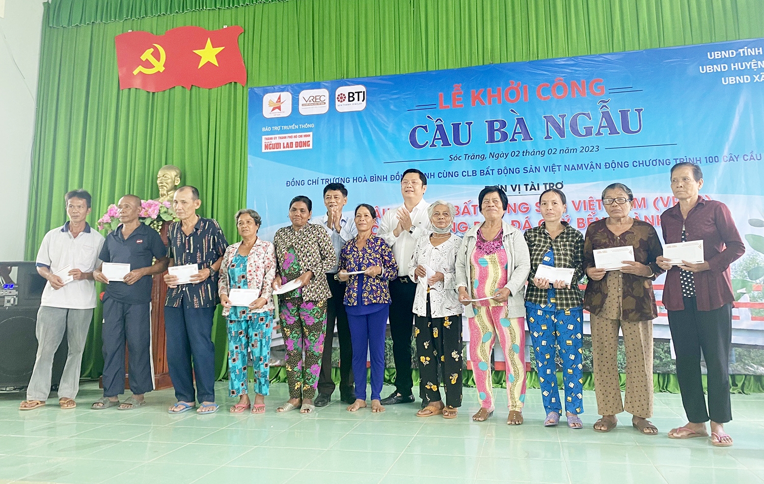 Đại diện lãnh đạo địa phương và Câu lạc Bộ VREC trao quà đến các hộ gia đình khó khăn trên địa bàn xã Phú Tâm 