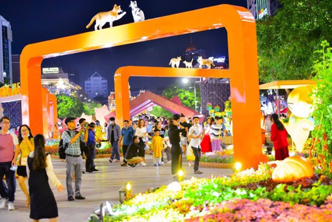 Đường hoa Nguyễn Huệ - địa điểm vui chơi, giải trí nổi bật nhất của Thành phố, thu hút rất đông người dân đến tham quan, chụp ảnh
