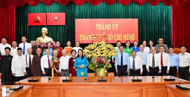 Đoàn đại biểu nhân sĩ, trí thức, dân tộc, tôn giáo đến thăm, chúc mừng Thành ủy TP. Hồ Chí Minh, nhân Kỷ niệm 93 năm Ngày thành lập Đảng Cộng sản Việt Nam (3/2/1930 - 3/2/2023). (Ảnh: VD) 