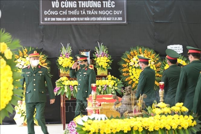 Các đoàn đến viếng, chia buồn cùng gia đình Thiếu tá Trần Ngọc Duy - Ảnh: TTXVN