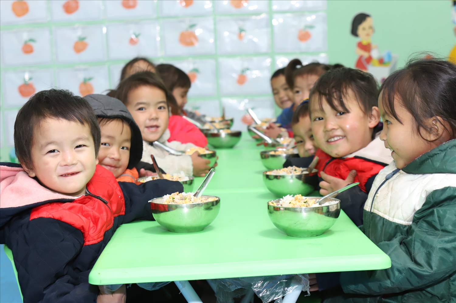 Các em học sinh điểm trường thôn Há Cá Thình, vui vẻ rạng ngời trong bữa cơm trưa
