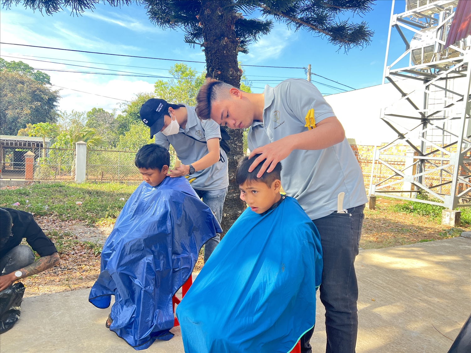 Đoàn viên. thanh niên cắt tóc miễn phí cho các em thiếu nhi DTTS
