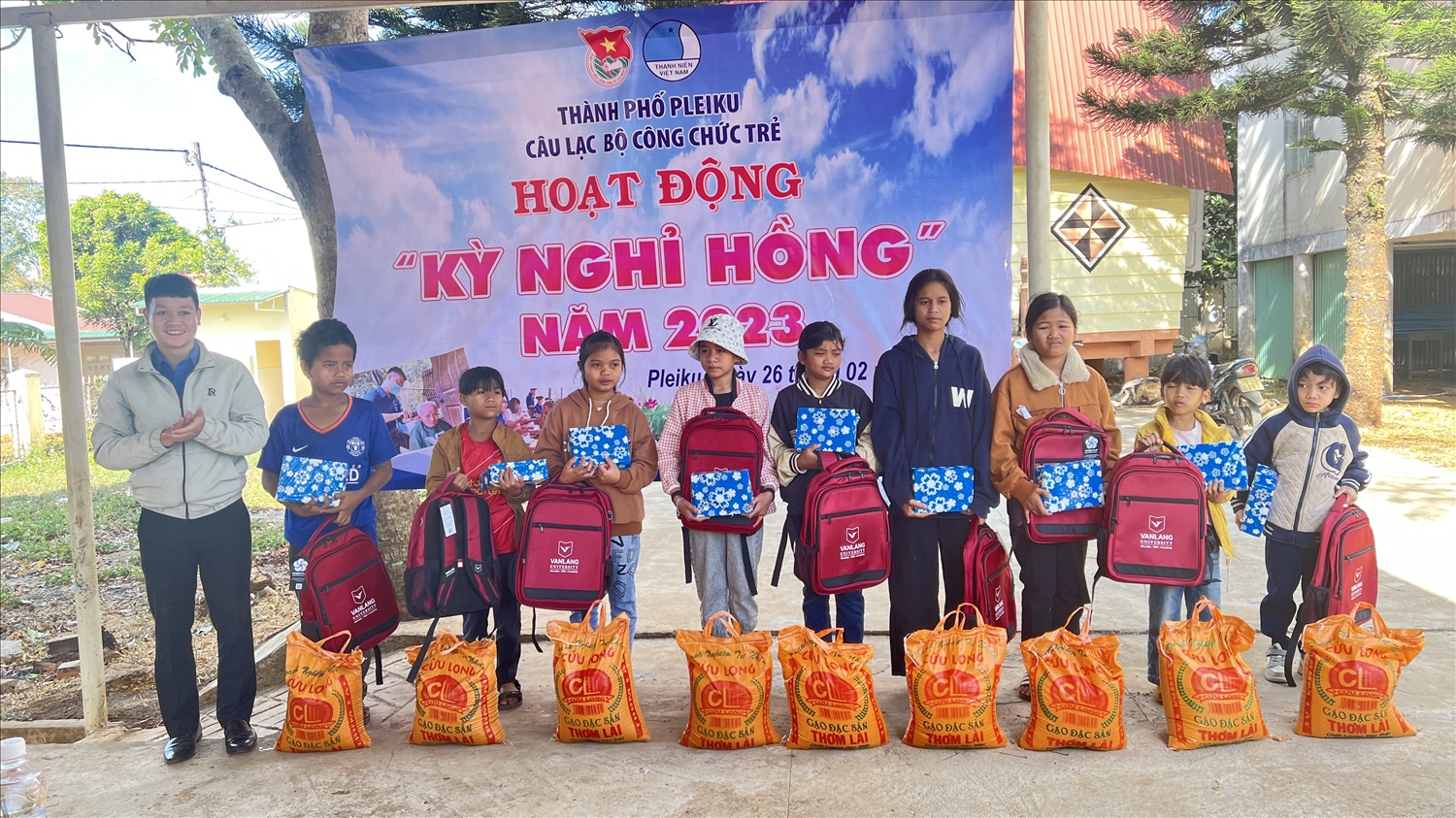 Tổ chức hoạt động kỳ nghỉ hồng cho bà con và thiếu nhi DTTS có hoàn cảnh khó khăn tại làng Ia Nueng, xã Biển Hồ, Tp. Pleiku