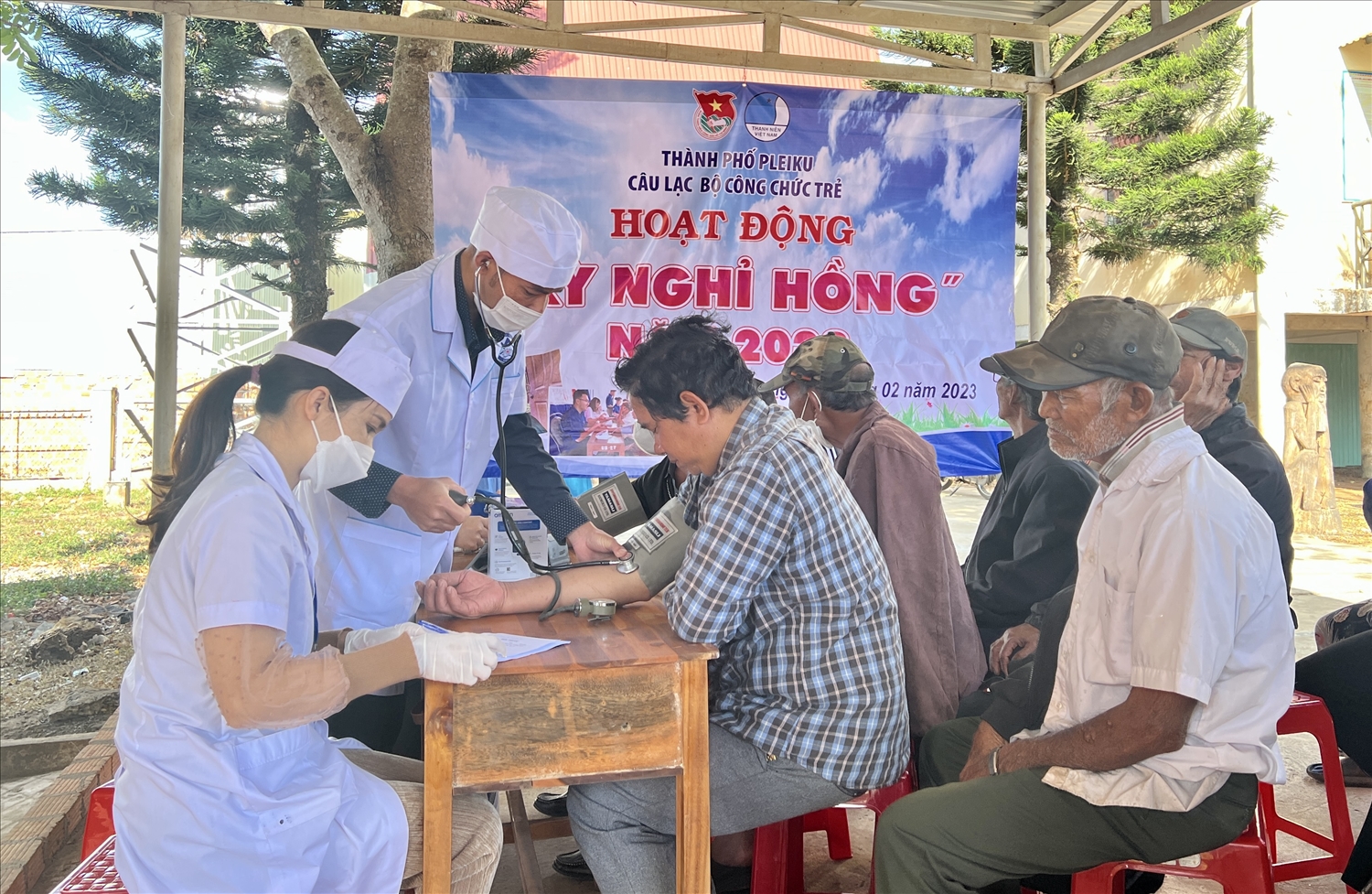 Khám, phát thuốc miễn phí cho hơn 100 bà con DTTS tại làng Ia Nueng