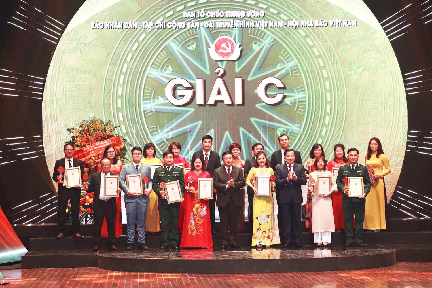 Giám đốc Học viện Chính trị Quốc gia Hồ Chí Minh Nguyễn Xuân Thắng và Phó Thủ tướng Lê Minh Khái trao Giải C cho các tác giả, nhóm tác giả có tác phẩm đoạt giải C