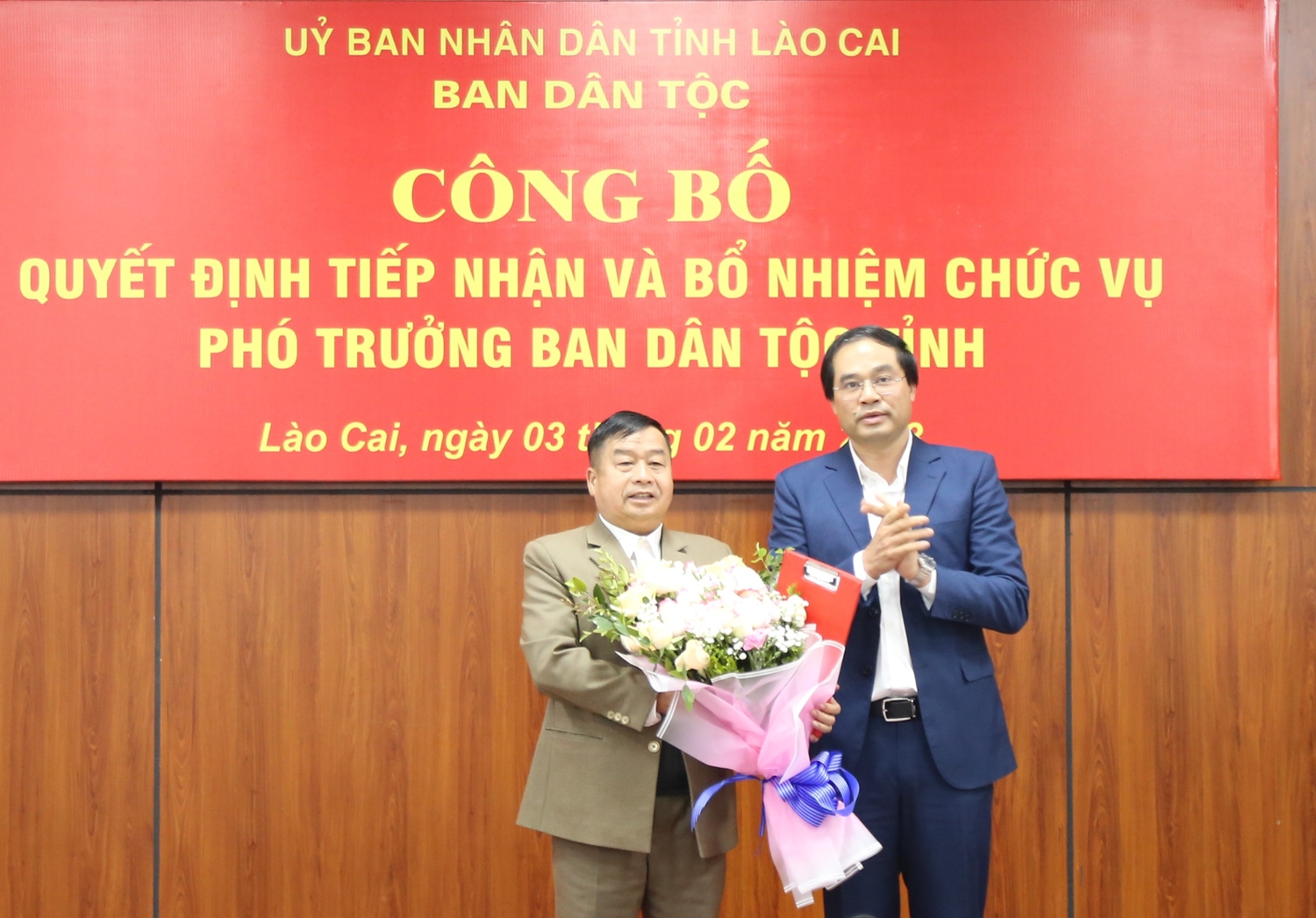 Chủ tịch UBND tỉnh Lào Cai Trịnh Xuân Trường trao quyết định và tặng hoa chúc mừng ông Lý Seo Vảng