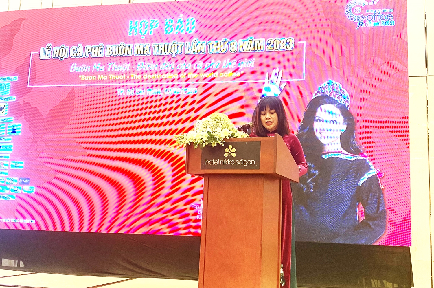 Bà H’Yim Kđoh - Phó Chủ tịch UBND tỉnh Đắk Lắk phát biểu tại buổi Họp báo