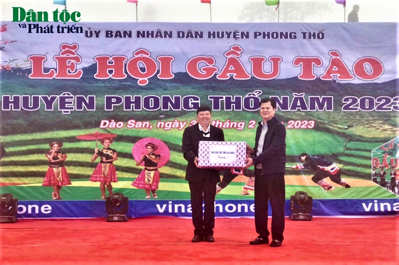 Đại diện lãnh đạo Ban Dân tộc tỉnh Lai Châu tặng quà và chúc mừng xã Dào San - đơn vị đăng cai tổ chức Lễ hội