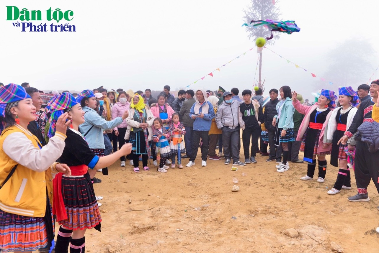 Lễ hội Gầu Tào năm nay diễn ra trong hai ngày (3 – 4), tức ngày 13 và 14 tháng Giêng, lễ hội được tổ chức tại xã Dào San thu hút đông đảo cộng đồng người Mông trong và ngoài tỉnh về dự hội.