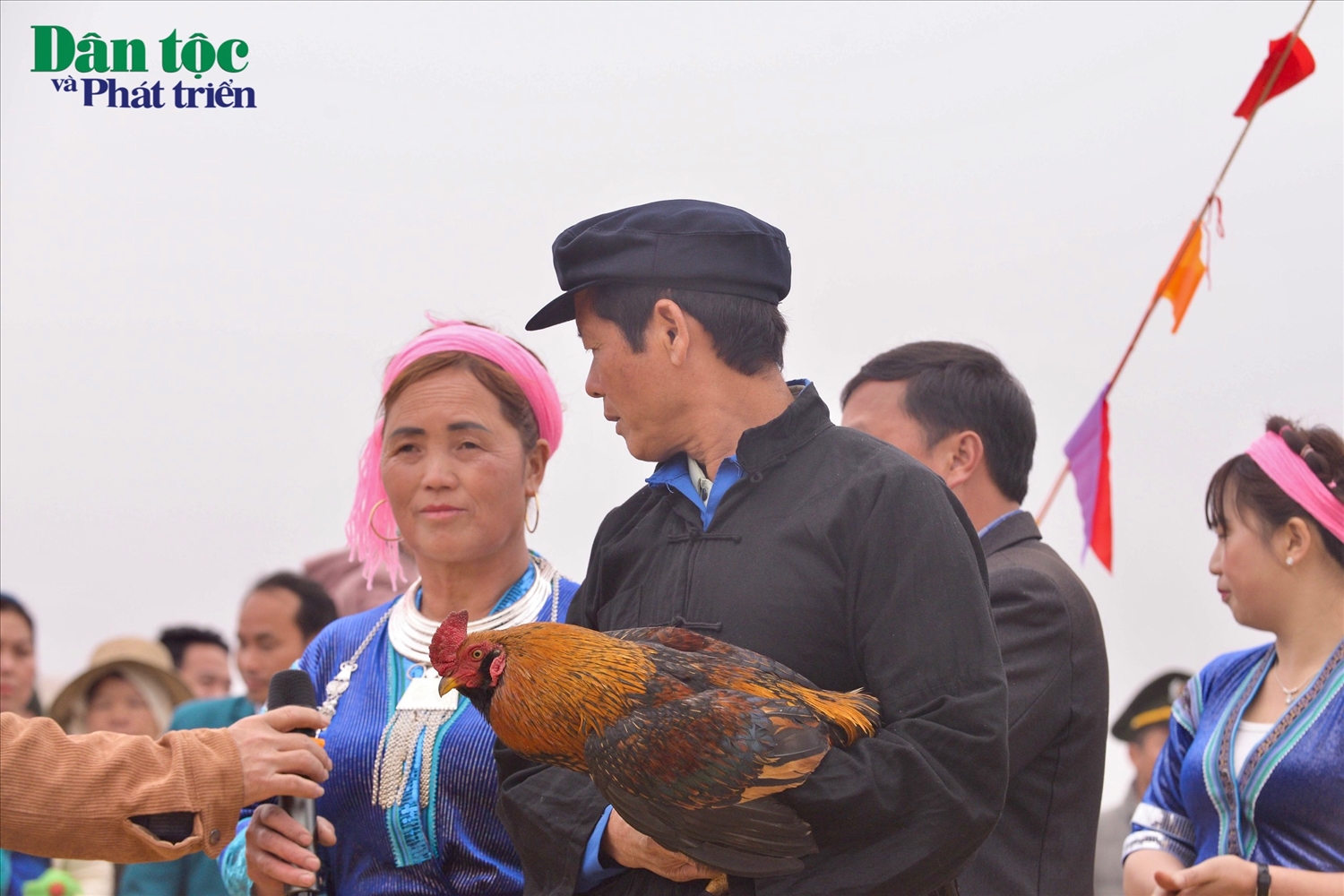 Lễ hội Gầu Tào ngoài cúng đầu trâu ra, thì phải có một chú gà trống đẹp, để thầy mo xin lễ trước khi hành lễ chính.