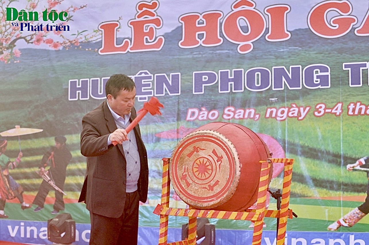 Đồng chí Giàng A Tính - Phó Chủ tịch UBND tỉnh Lai Châu đánh trống khai hội