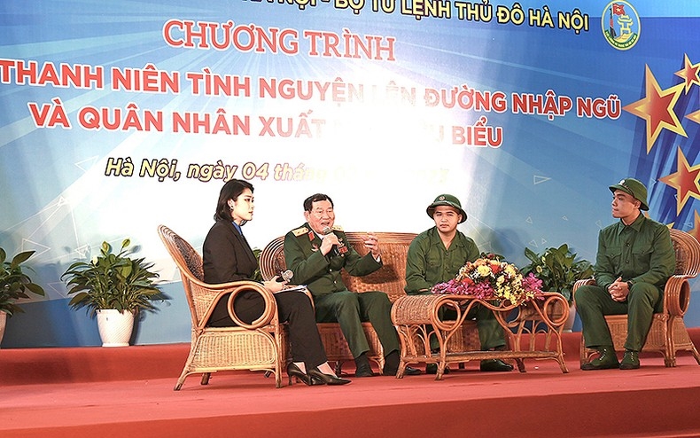 Trung tướng Phạm Tuân (thứ 2 từ trái sang) chia sẻ ký ức về những năm tháng chiến đấu bảo vệ Tổ quốc