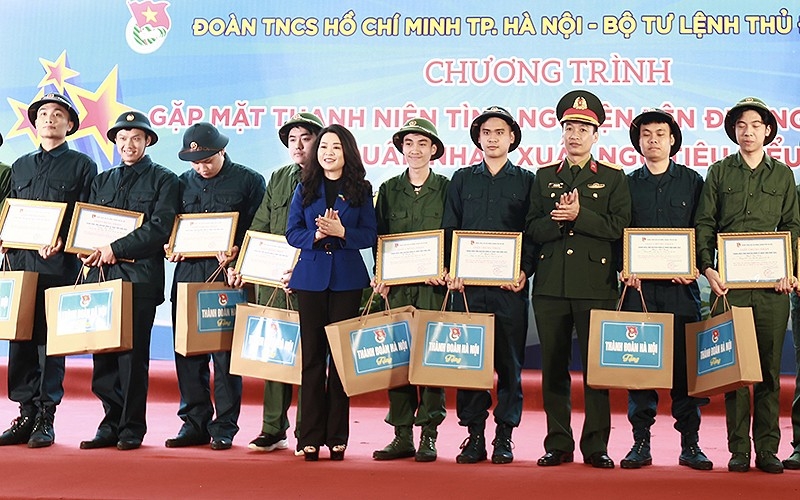 Bí thư Thành đoàn Chu Hồng Minh (thứ 5 từ trái sang) trao giấy chứng nhận, quà tặng các thanh niên tình nguyện nhập ngũ của Thủ đô năm nay