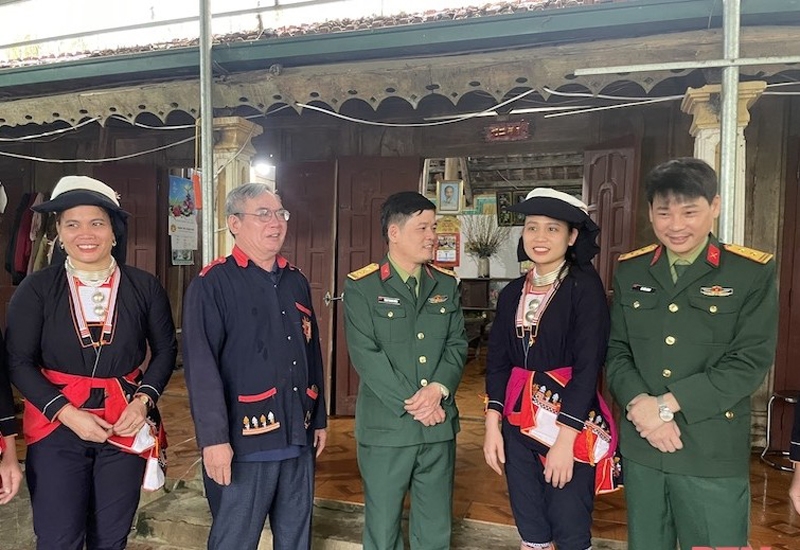 Bàn Thị Thanh Bình (thứ 2 từ phải qua) được cấp ủy, chính quyền địa phương và bà con lối xóm động viên trước ngày lên đường nhập ngũ