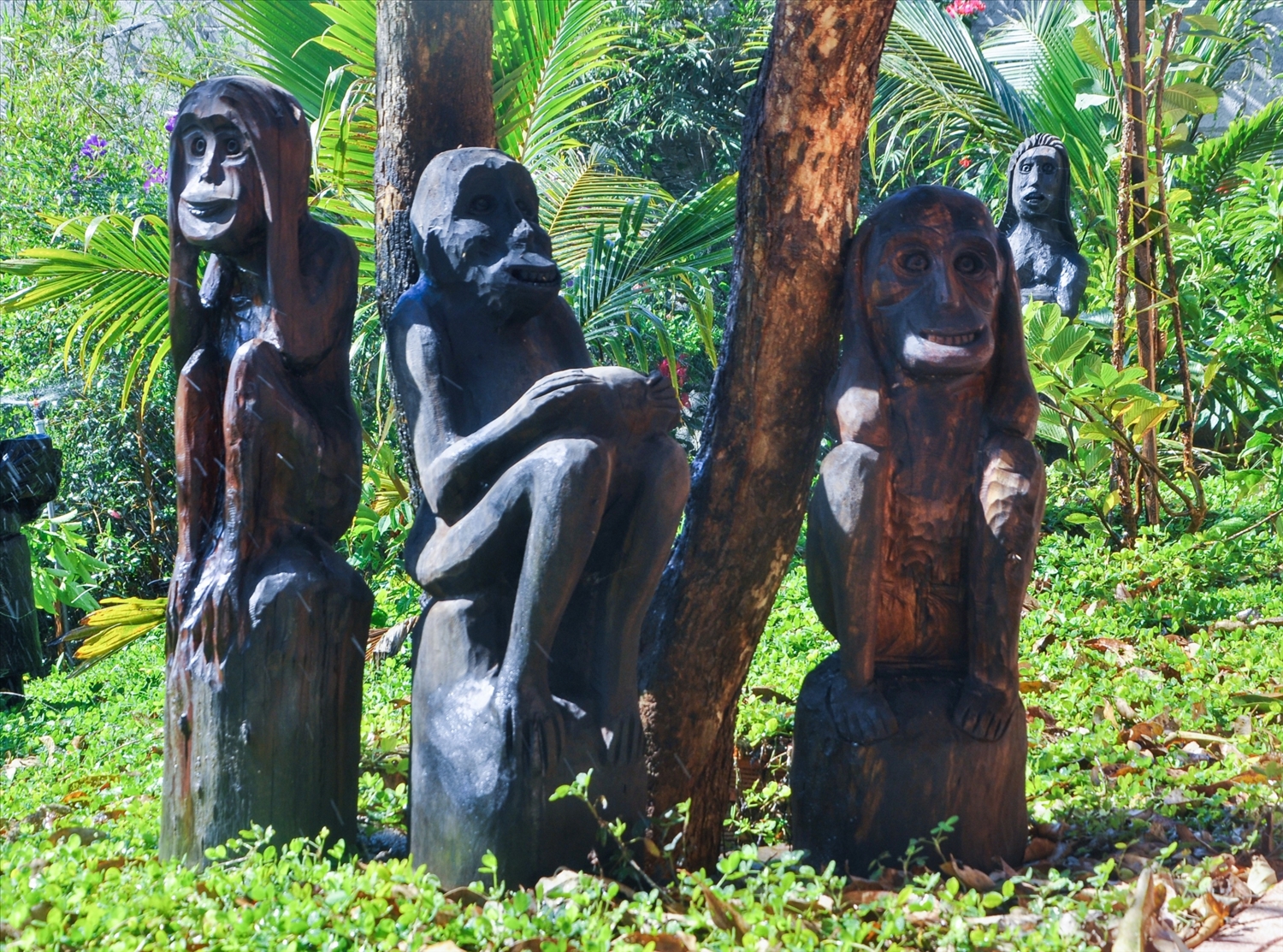 ượng gỗ dân gian Tây Nguyên được dùng trang trí, giới thiệu với du khách tại Khu du lịch Ko Tam. Ảnh: Hữu Hùng