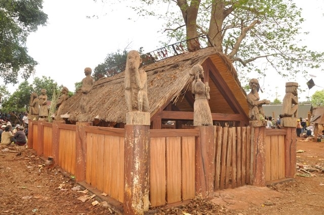 Tượng gỗ trên nhà mồ làng Kép, xã Ia Mơnông, huyện Chư Păh, tỉnh Gia Lai (Ảnh: Xuân Toản)