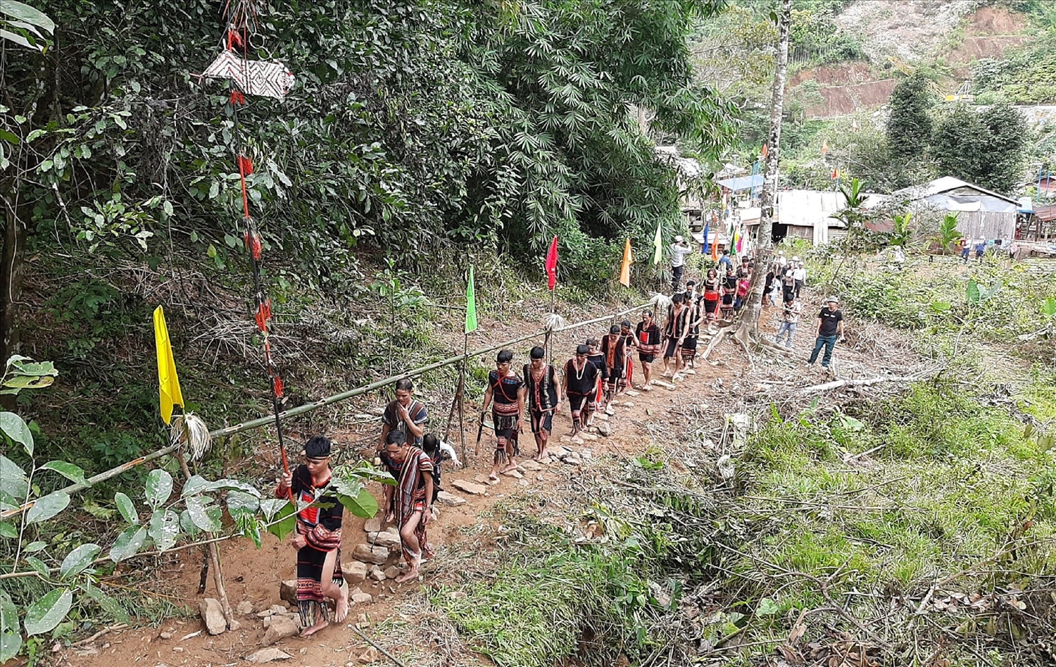 Thanh niên trong làng chặt những ống tre, đặt ống dẫn nước xuống khe suối để đưa nước về tận làng.