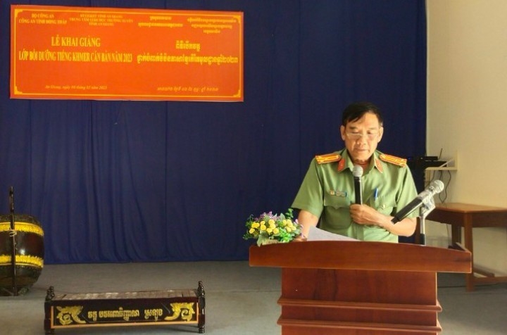 Thượng tá Trần Minh Nghi, Phó Trưởng phòng Tổ chức Cán bộ Công an tỉnh Đồng Tháp phát biểu tại Lễ khai giảng