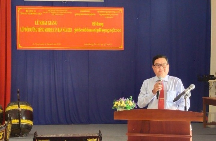 Ông Lâm Huỳnh Mạnh Đông, Giám đốc Trung tâm Giáo dục Thường xuyên tỉnh An Giang phát biểu tại Lễ khai giảng