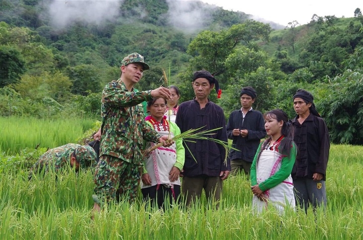 Cán bộ BĐBP Lai Châu hướng dẫn bà con dân tộc Mảng, xã Nậm Ban, huyện Nậm Nhùn trồng lúa nước. Ảnh: Đức Duẩn