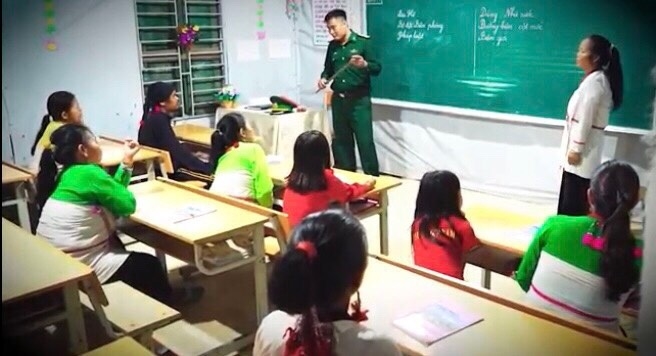Cán bộ Đồn Biên phòng Hua Bum, BĐBP Lai Châu dạy chữ cho đồng bào dân tộc Mảng. Ảnh: Đức Duẩn
