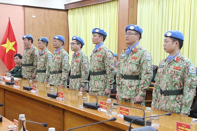 Các sĩ quan nhận quyết định của Chủ tịch nước đi thực hiện nhiệm vụ gìn giữ hòa bình Liên hợp quốc