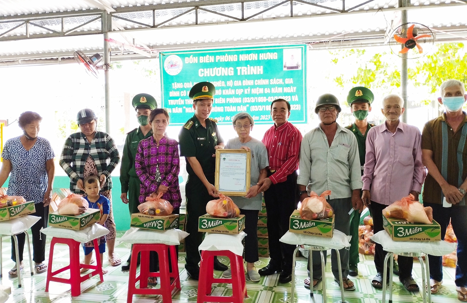 Đại diện Đồn Biên phòng Nhơn Hưng, Hội Người cao tuổi xã An Phú gửi lời cảm ơn đến các Nhà hảo tâm và trao quà cho các hộ gia đình khó khăn