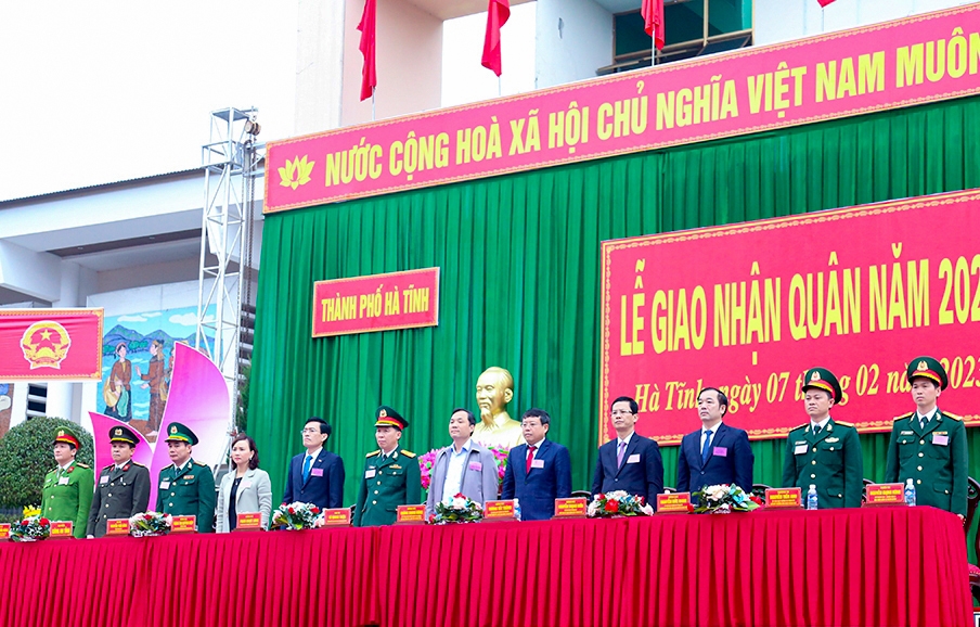 Bí thư Tỉnh ủy Hà Tĩnh Hoàng Trung Dũng cùng các đại biểu làm lễ chào cờ trong Lễ giao nhận quân tại Tp. Hà Tĩnh