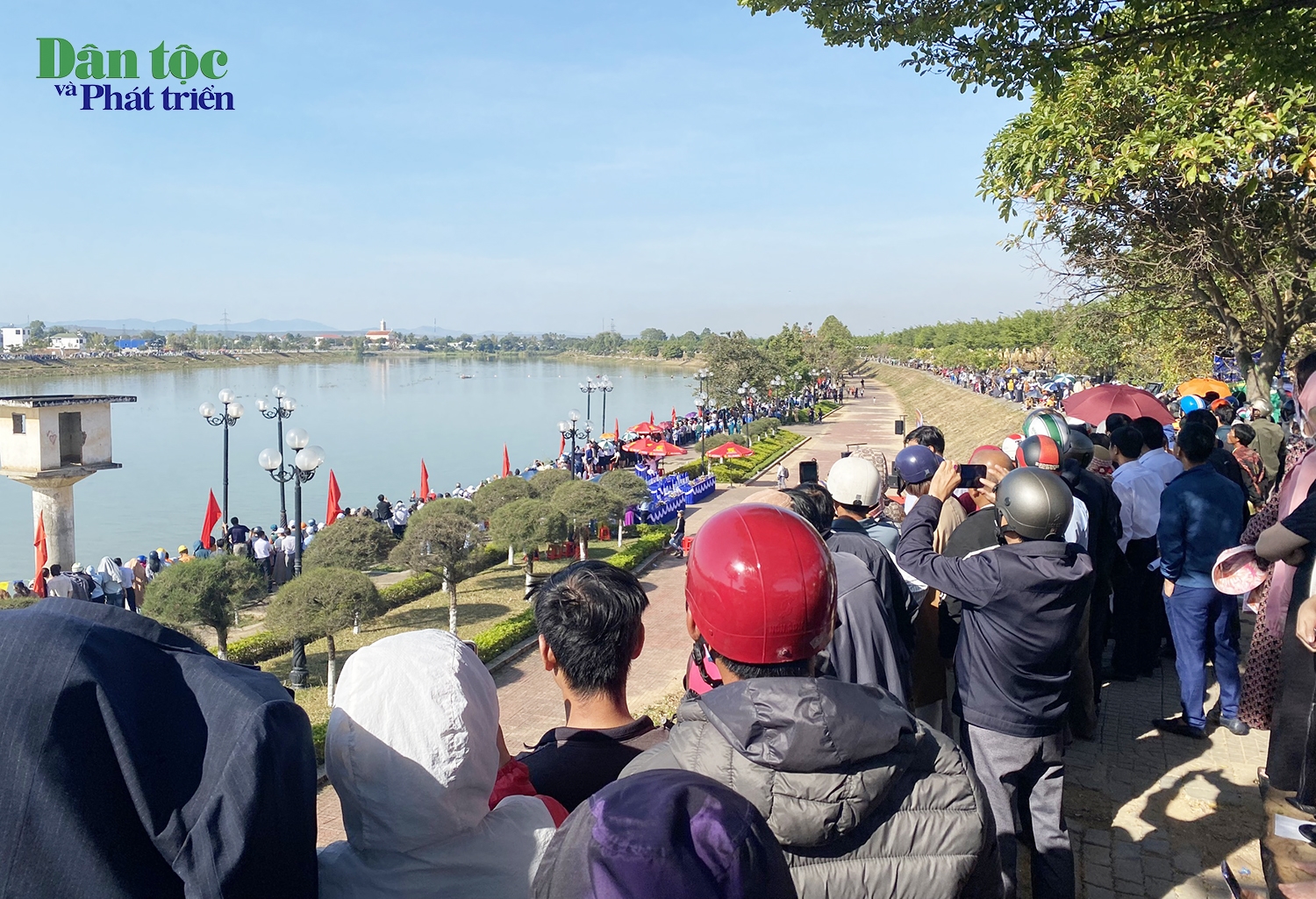 Đông đảo người dân đứng hai bờ sông Đăk Bla xem các vận động viên đua thuyền