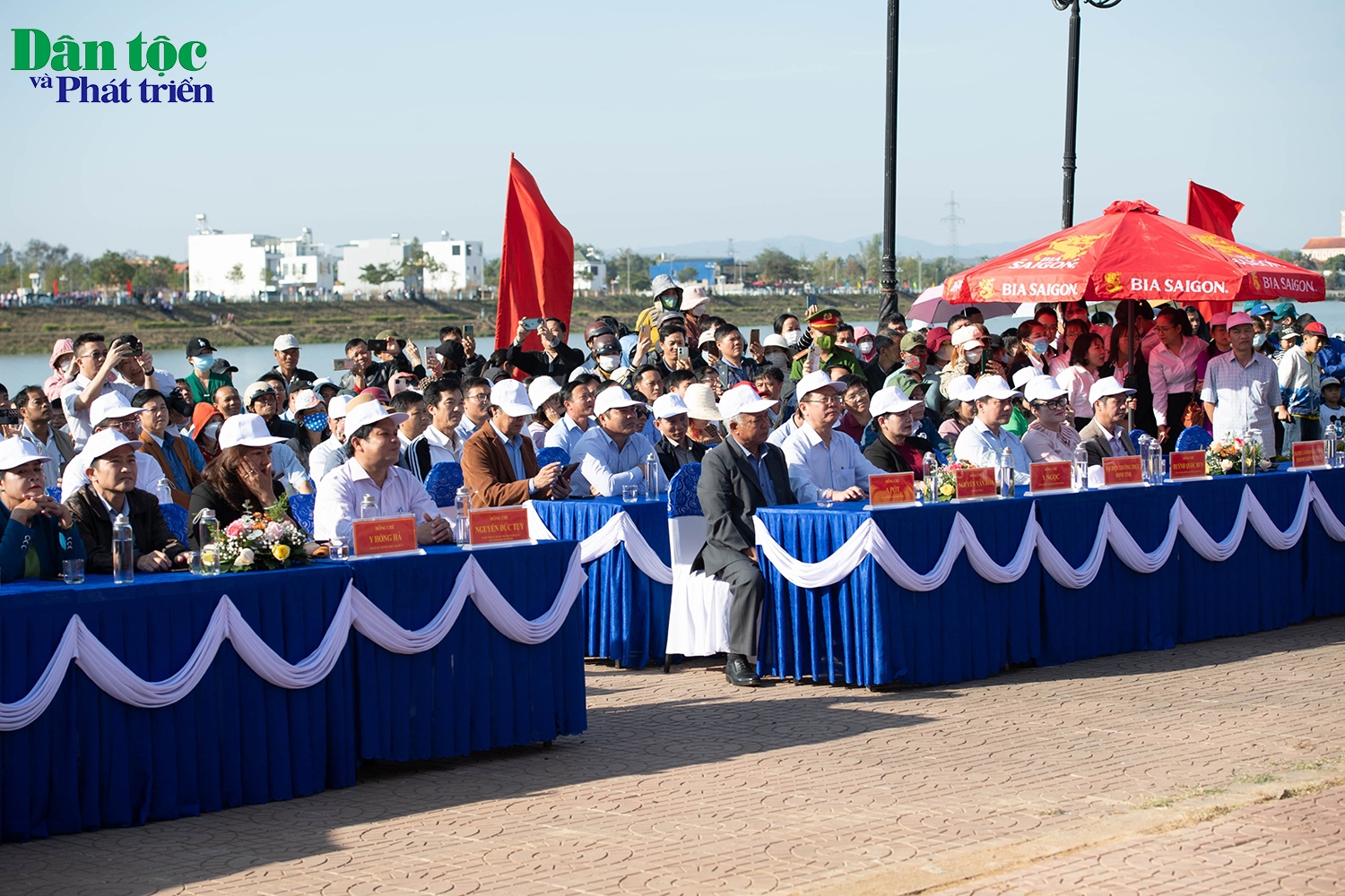 Các đại biểu về dự giải đua thuyền độc mộc truyền thống năm 2023