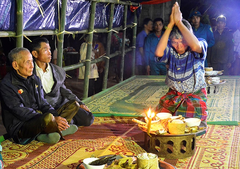 Già làng Đinh Xon thực hiện nghi lễ cúng Giàng