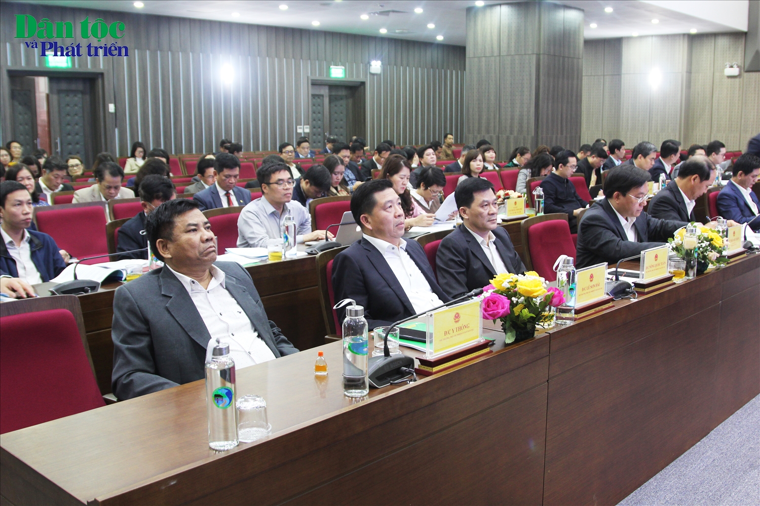 Các đại biểu tham dự buổi làm việc của Phó Thủ tướng Chính phủ tại UBDT