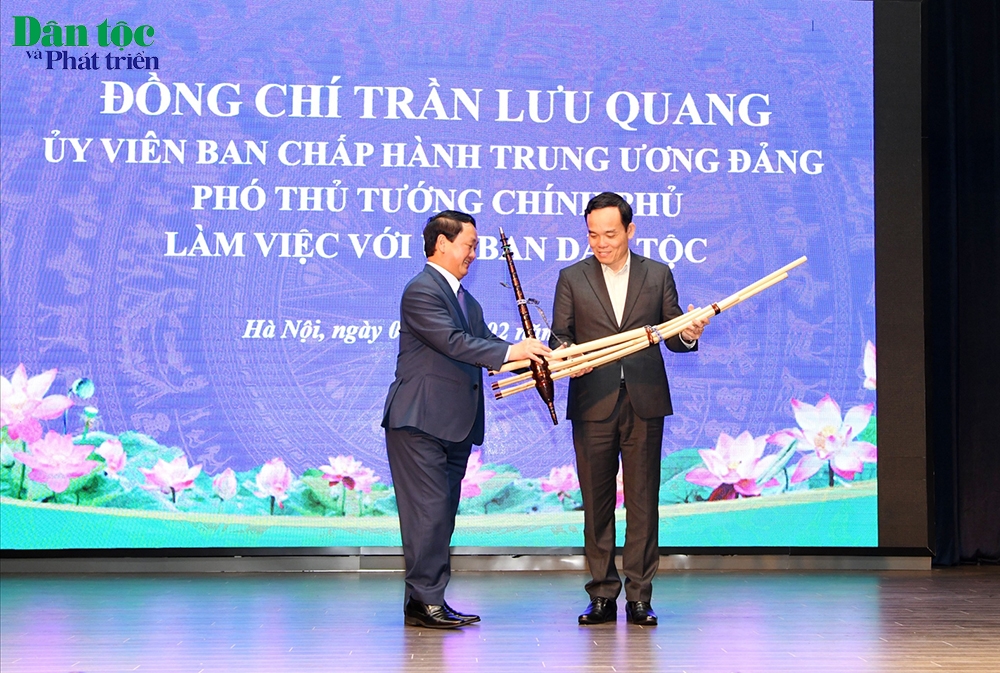Bộ trưởng, Chủ nhiệm Hầu A Lềnh tặng quà lưu niệm của UBDT cho Phó Thủ tướng Chính phủ Trần Lưu Quang