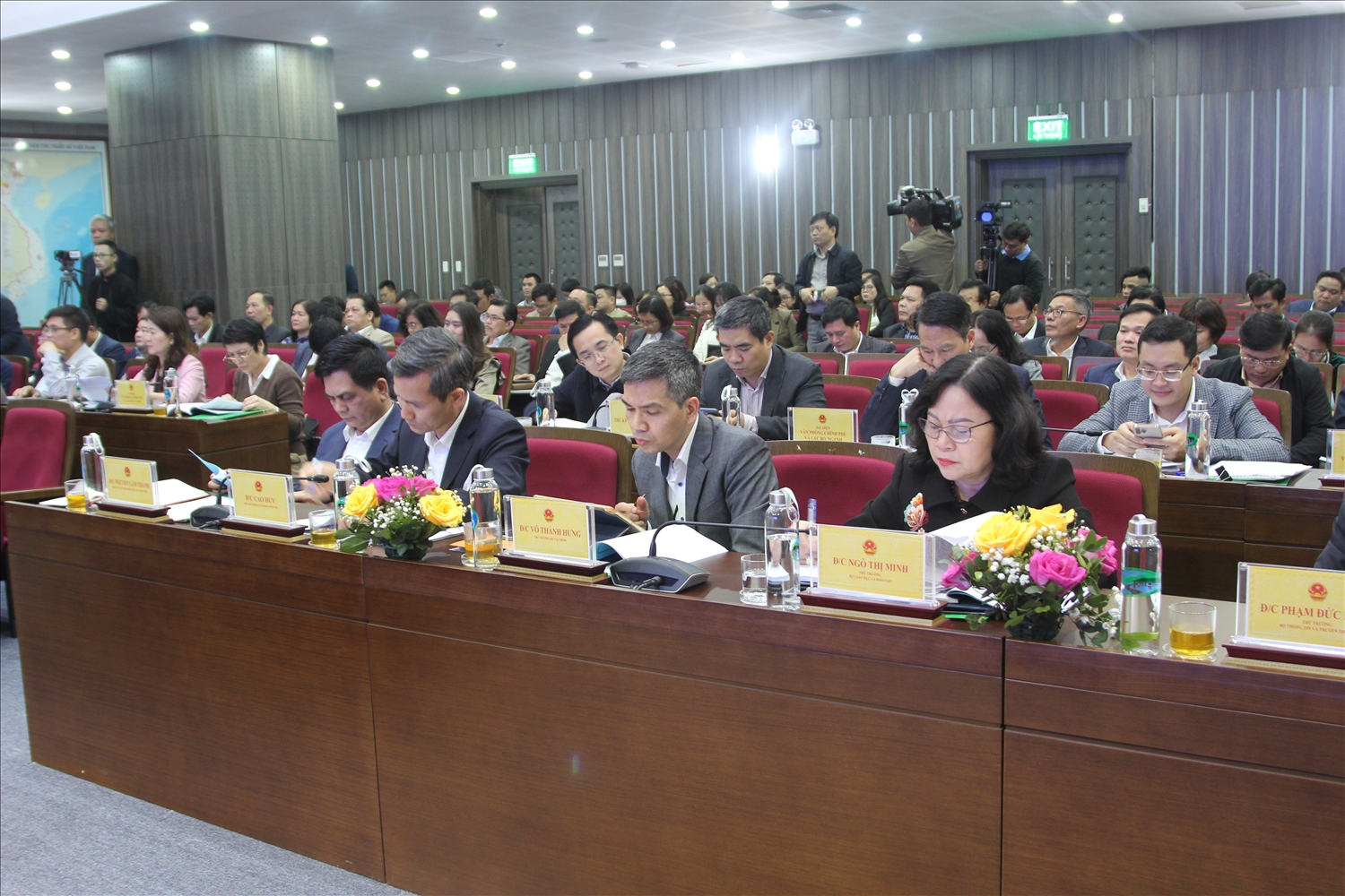 Các đại biểu tham dự buổi làm việc