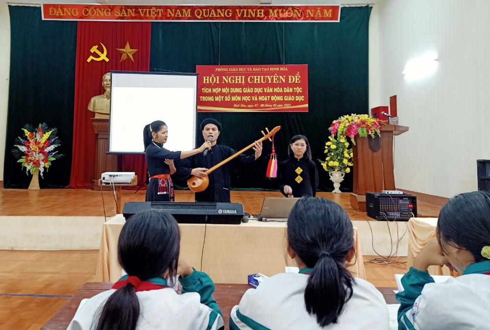 Các cán bộ, giáo viên tham gia một hoạt động giáo dục và dự một tiết dạy thể nghiệm tại Trường THCS Bảo Linh (Định Hóa)