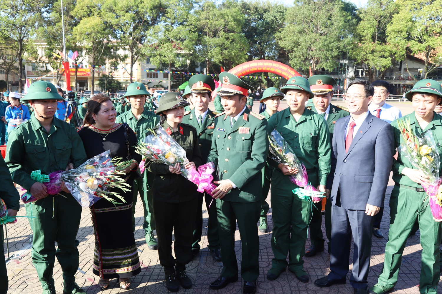 Lãnh đạo tỉnh, lực lượng vũ trang thăm hỏi, tặng hoa tân binh Tp. Buôn Ma Thuột