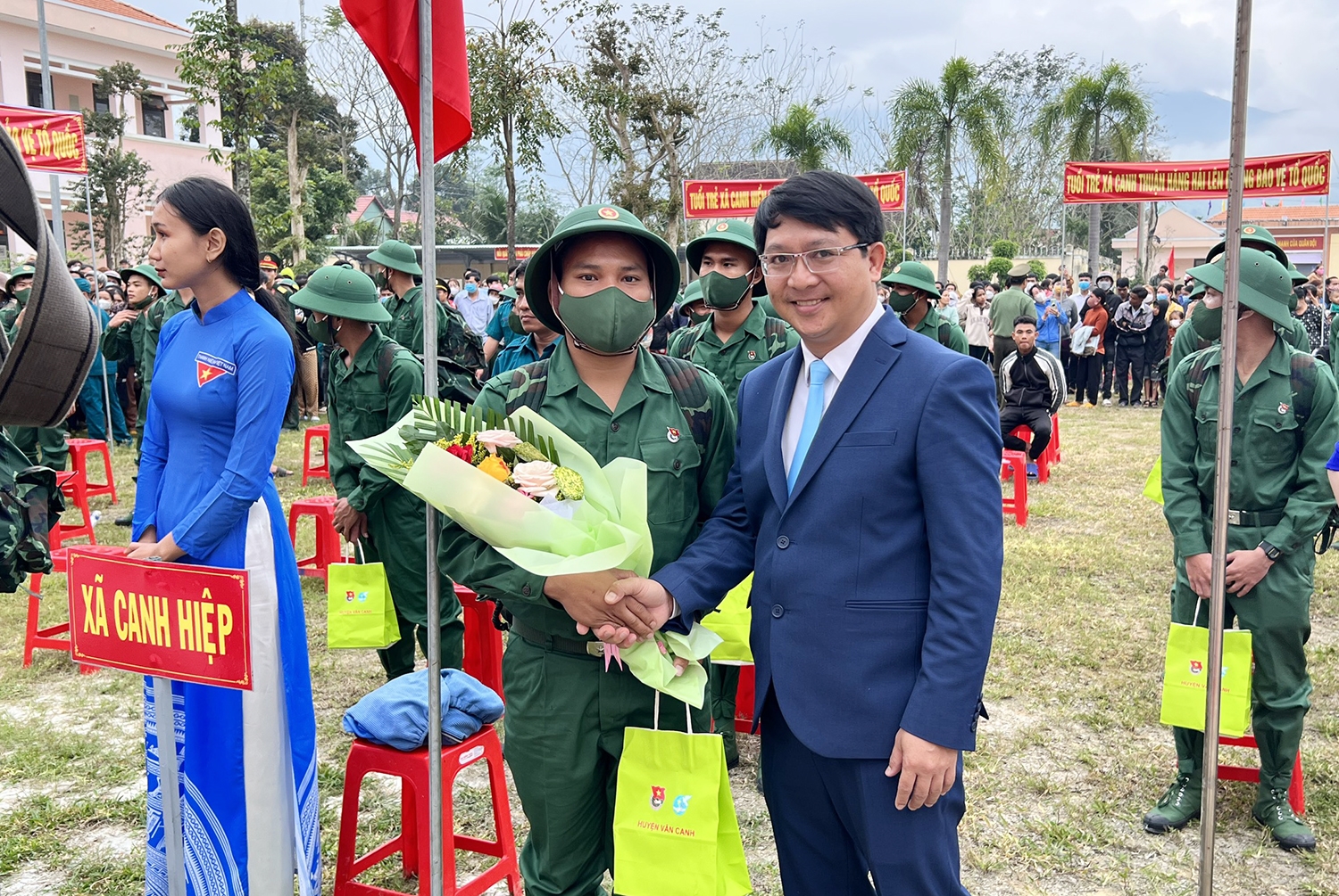 Ông Lương Đình Tiên - Chủ tịch huyện Vân Canh tiễn các tân binh lên đường nhập ngũ