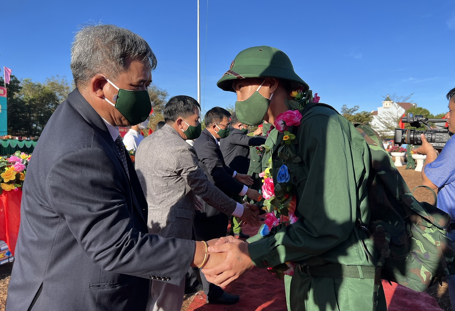 Lãnh đạo tỉnh Gia Lai trao hoa, động viên tân binh trước khi lên đường nhập ngũ
