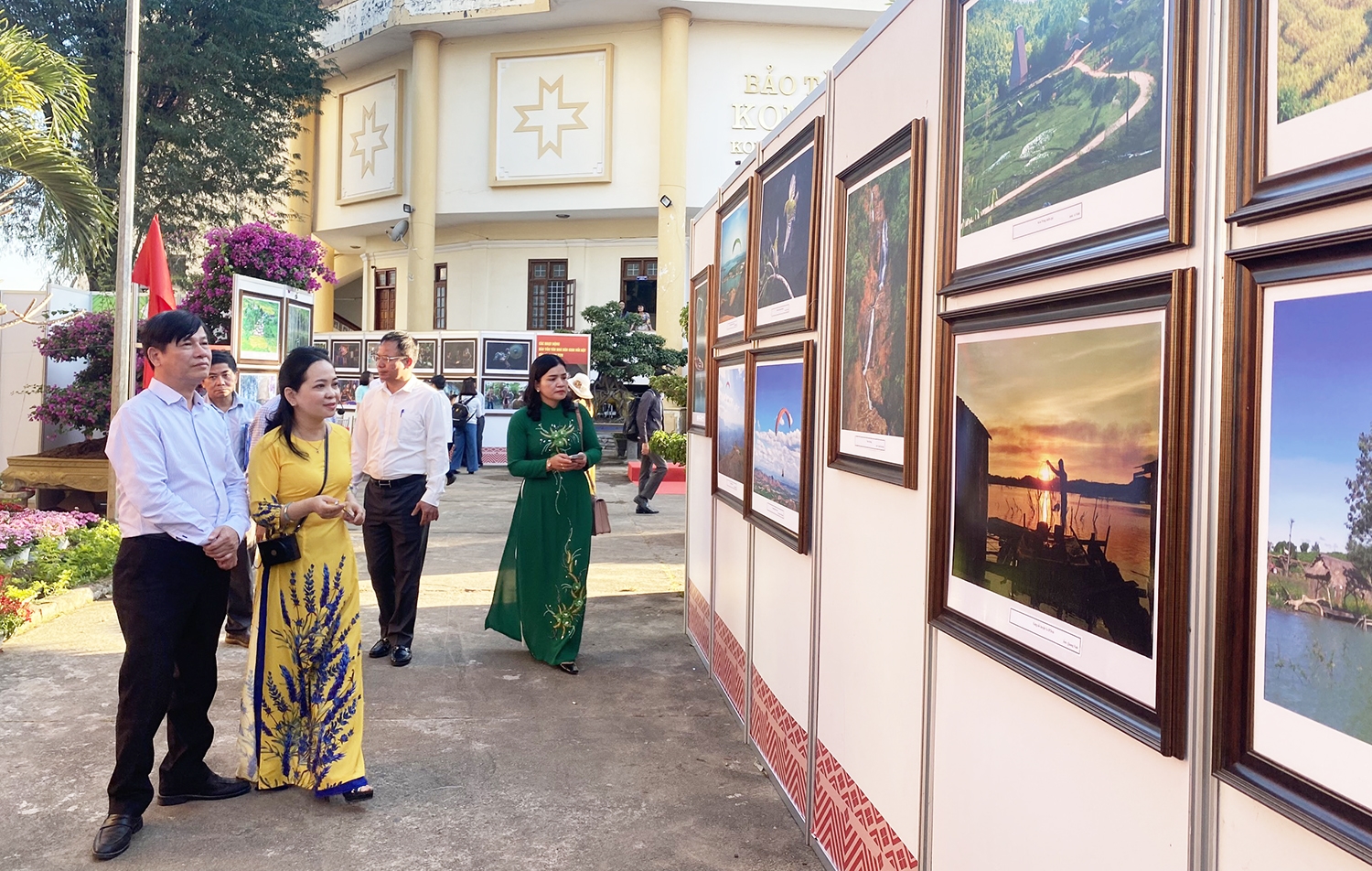 Các đại biểu và du khách tham quan các tác phẩm tại Triển lãm Kon Tum - Đất và người