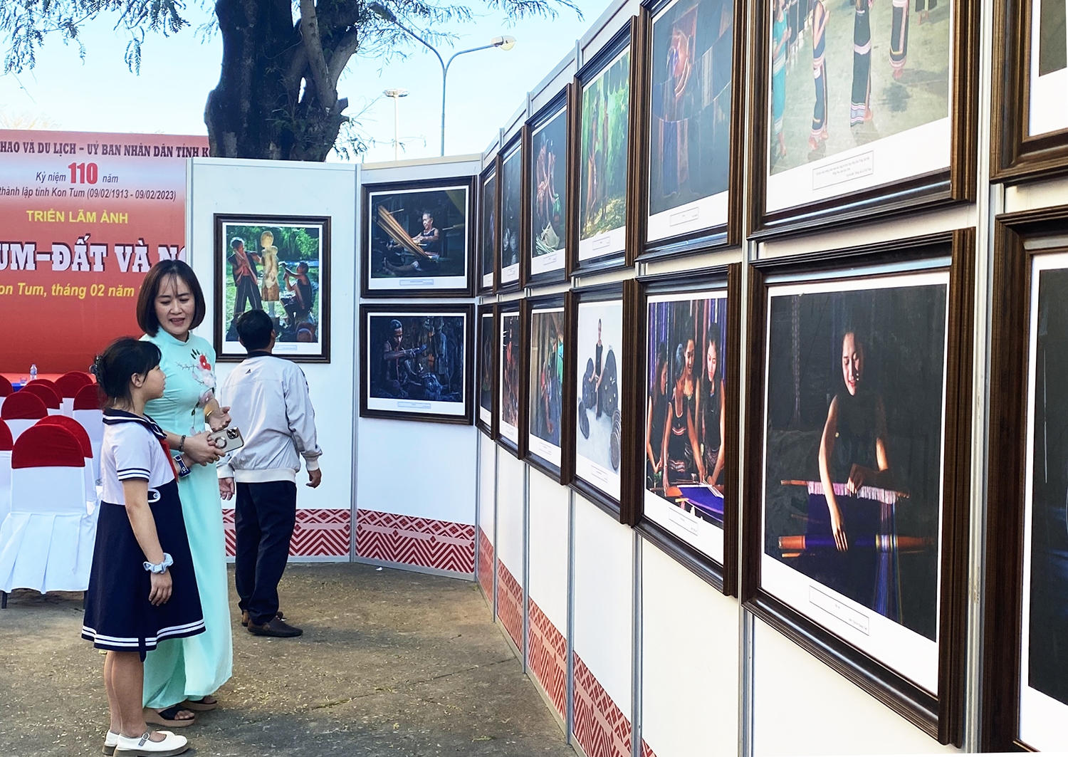 Triển lãm thu hút các em học sinh đến tham quan, tìm hiểu về lịch sử hình thành và phát triển tỉnh Kon Tum thông qua các tác phẩm nhiếp ảnh